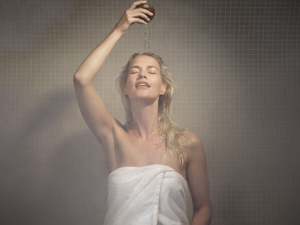 GLOW model hamam moza Ïk 1