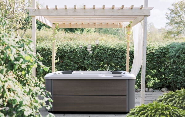 Hot Spring Hot Spot 2020 Relay Alpine White Havana Lifestyle 02 1 1