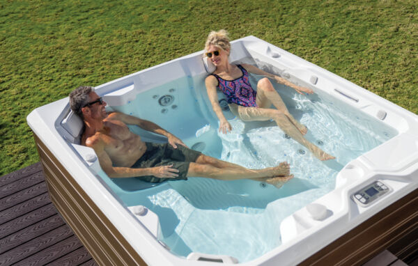 Hot Spring Limelight Flair 2020 alpinewhite Sable Lifestyle Couple 01