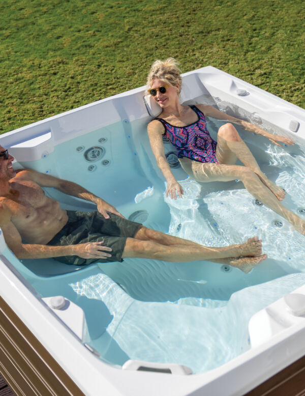 Hot Spring Limelight Flair 2020 alpinewhite Sable Lifestyle Couple 01