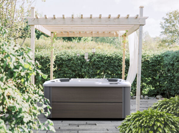 Hot Spring Hot Spot 2020 Relay Alpine White Havana Lifestyle 02 1 1