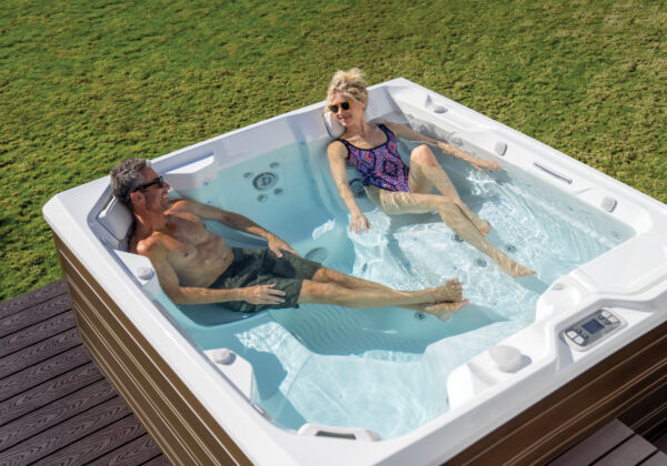 Hot Spring Limelight Flair 2020 alpinewhite Sable Lifestyle Couple 01