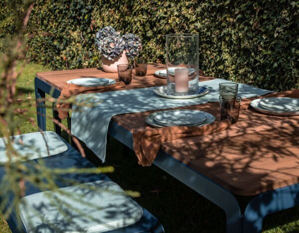 Weltevree bended table wood blue garden 1920x1920