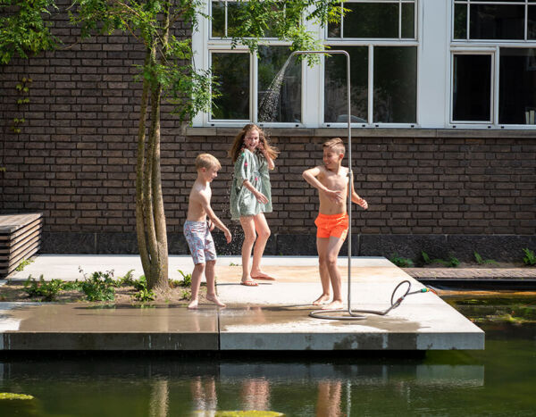 Weltevree serpentine kids playing with water