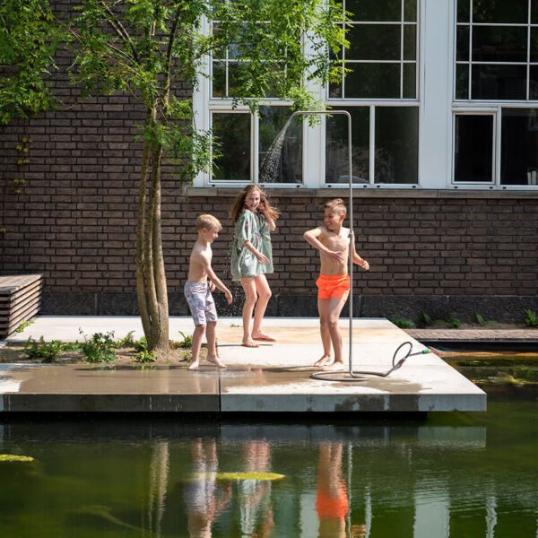 Weltevree serpentine kids playing with water